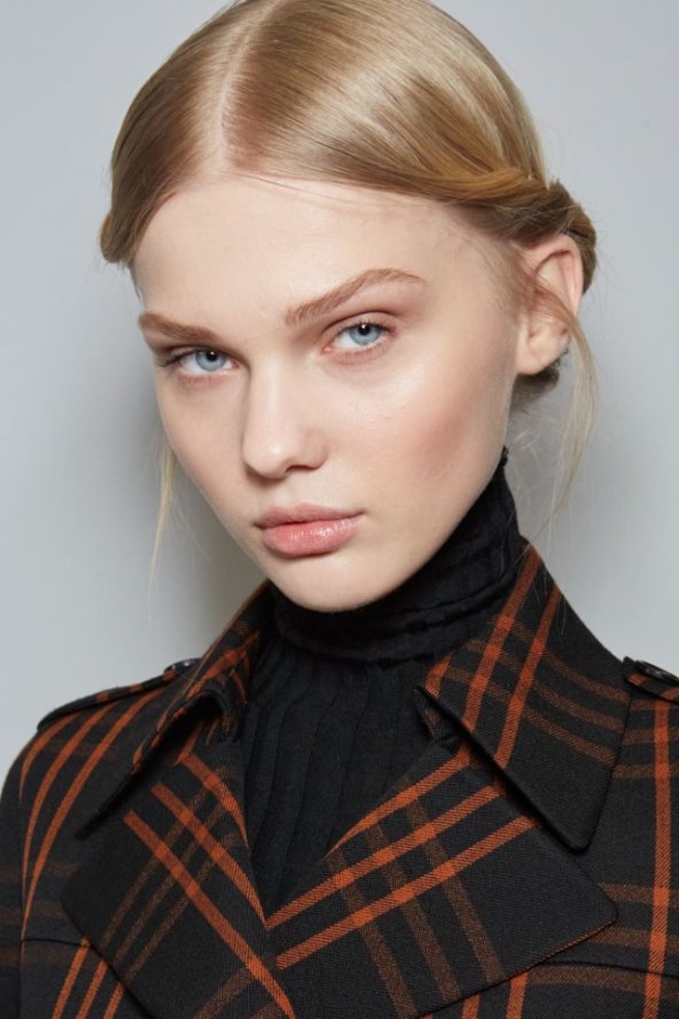 مجموعة Akris لخريف وشتاء 2023-2024 تعود بنا إلى السبعينيات