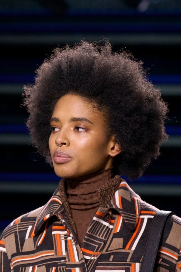 مجموعة Akris لخريف وشتاء 2023-2024 تعود بنا إلى السبعينيات