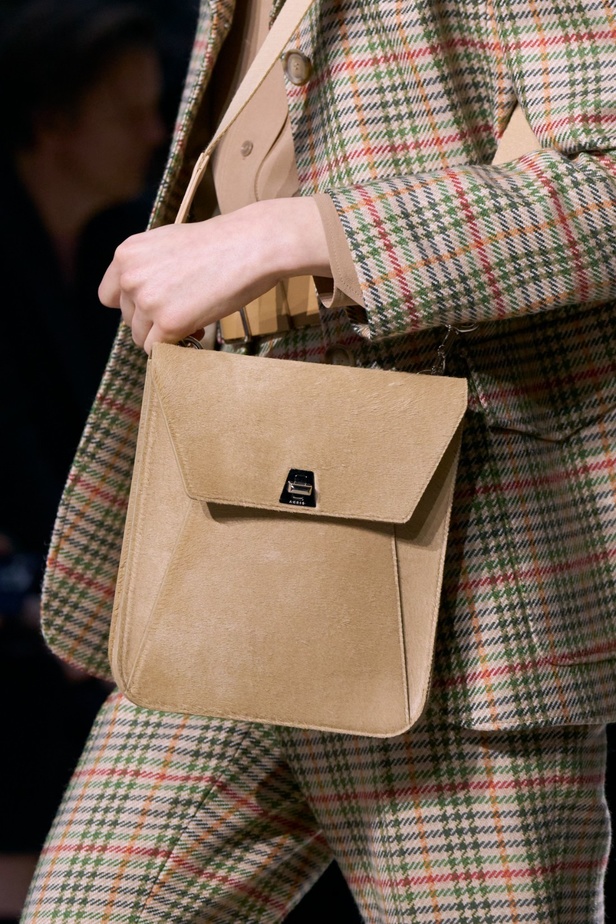 مجموعة Akris لخريف وشتاء 2023-2024 تعود بنا إلى السبعينيات