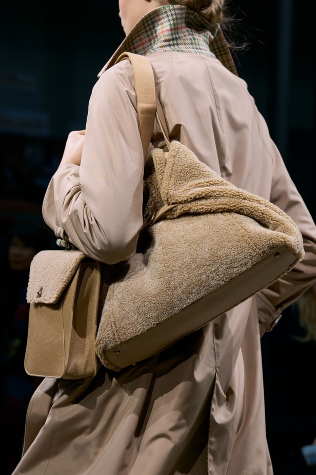 مجموعة Akris لخريف وشتاء 2023-2024 تعود بنا إلى السبعينيات