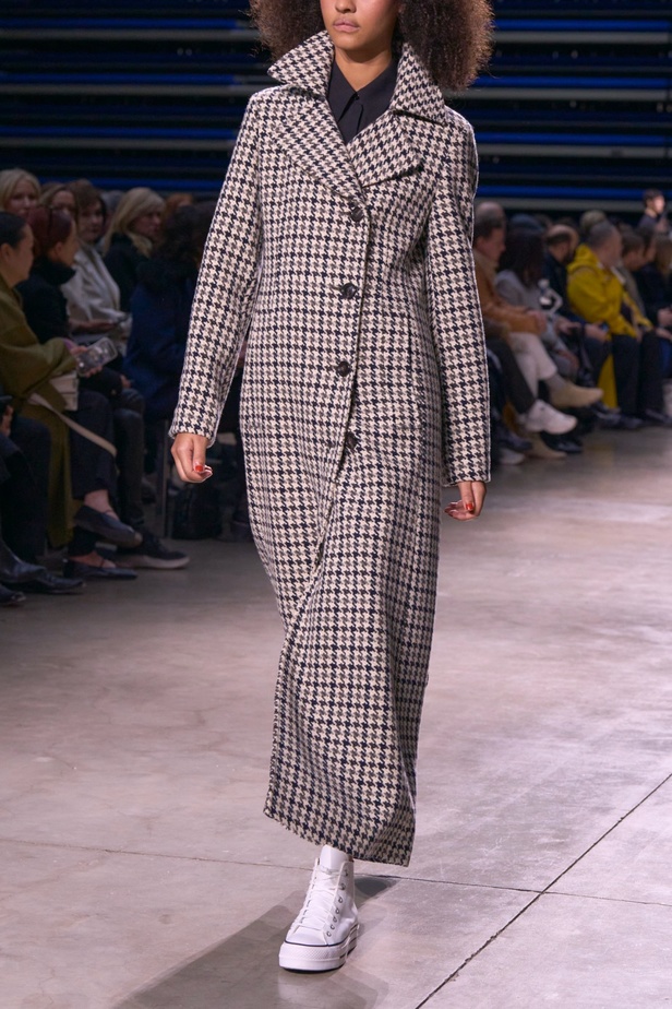 مجموعة Akris لخريف وشتاء 2023-2024 تعود بنا إلى السبعينيات