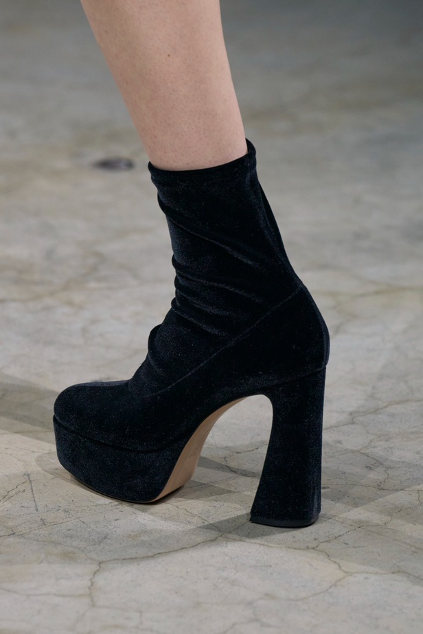 مجموعة Akris لخريف وشتاء 2023-2024 تعود بنا إلى السبعينيات