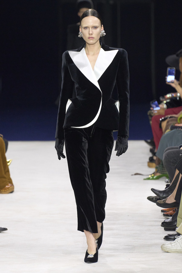من مجموعة Balmain لموسم خريف وشتاء 2023-2024