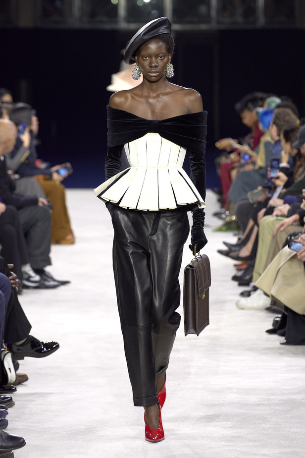 من مجموعة Balmain لموسم خريف وشتاء 2023-2024