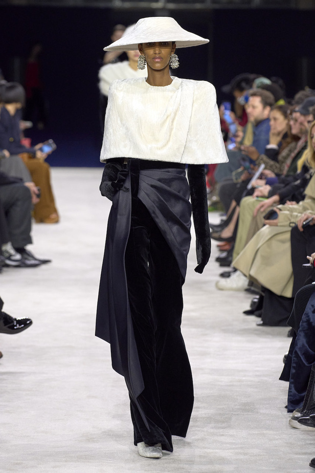 من مجموعة Balmain لموسم خريف وشتاء 2023-2024