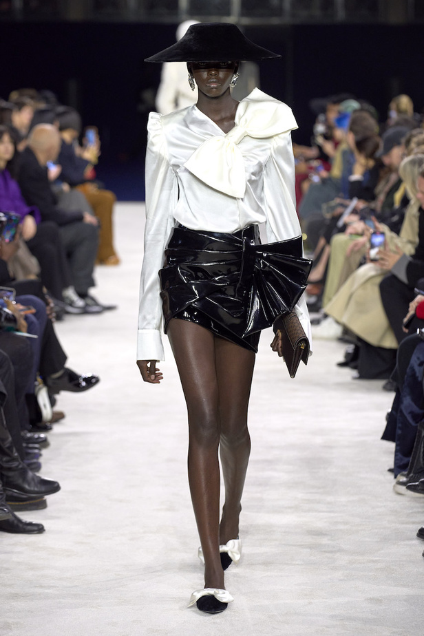 من مجموعة Balmain لموسم خريف وشتاء 2023-2024