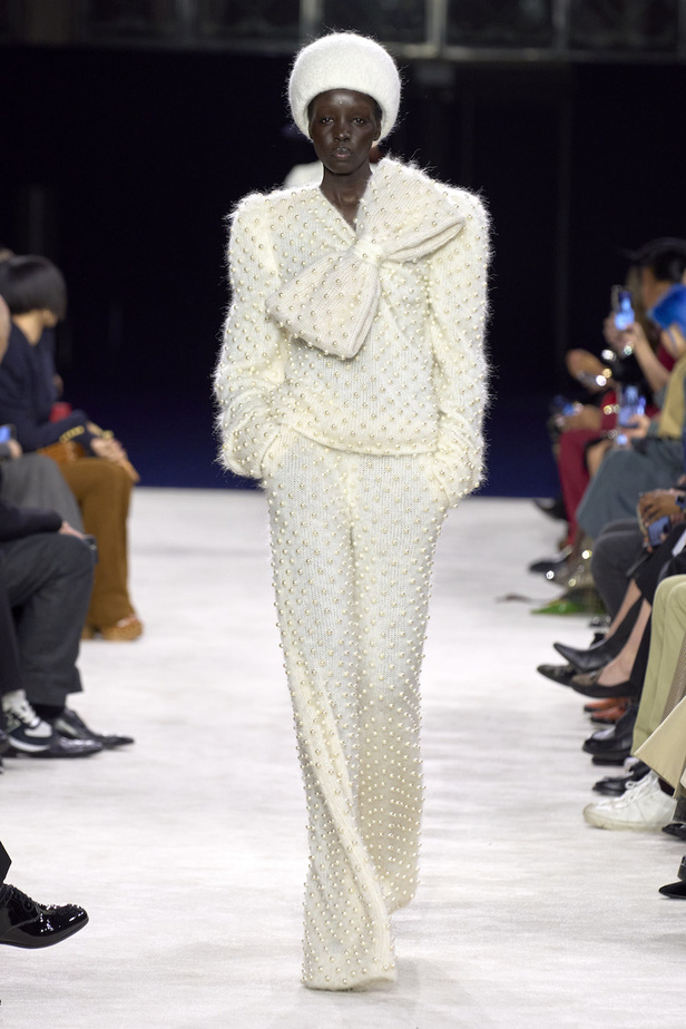 من مجموعة Balmain لموسم خريف وشتاء 2023-2024