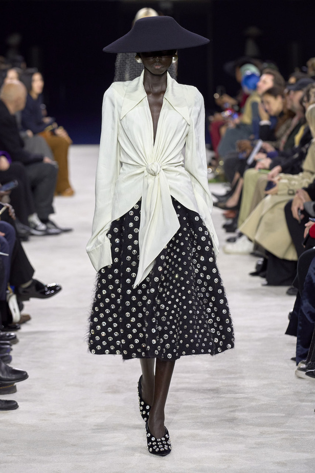 من مجموعة Balmain لموسم خريف وشتاء 2023-2024