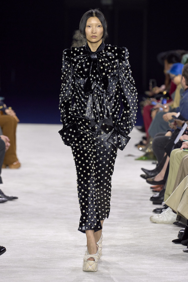 من مجموعة Balmain لموسم خريف وشتاء 2023-2024