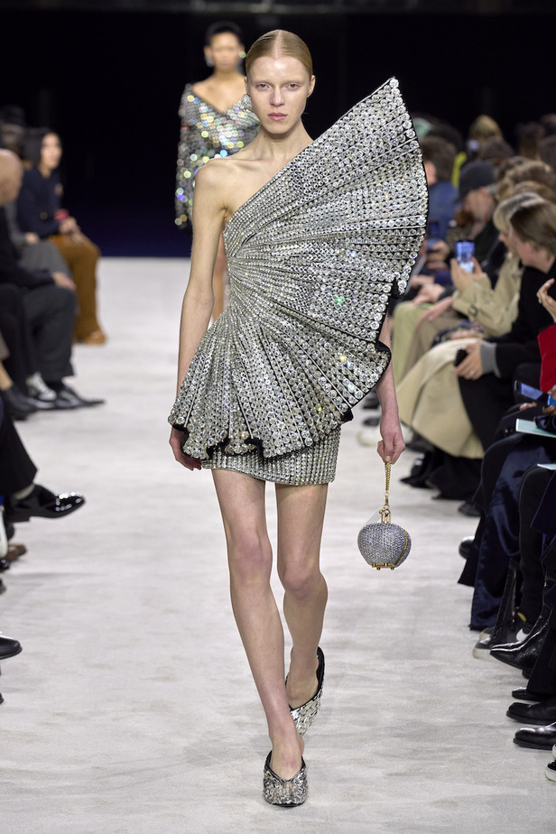 من مجموعة Balmain لموسم خريف وشتاء 2023-2024