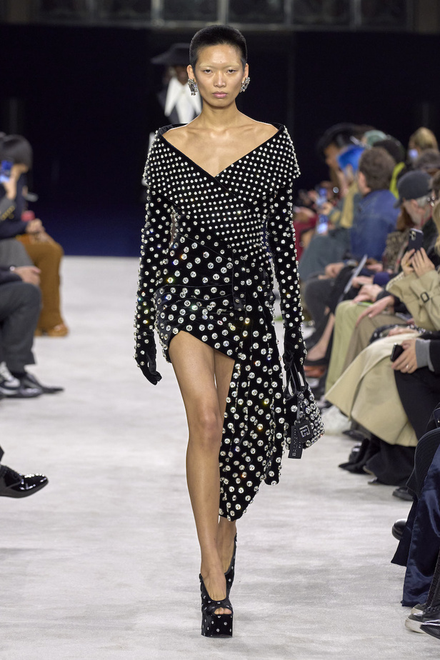 من مجموعة Balmain لموسم خريف وشتاء 2023-2024
