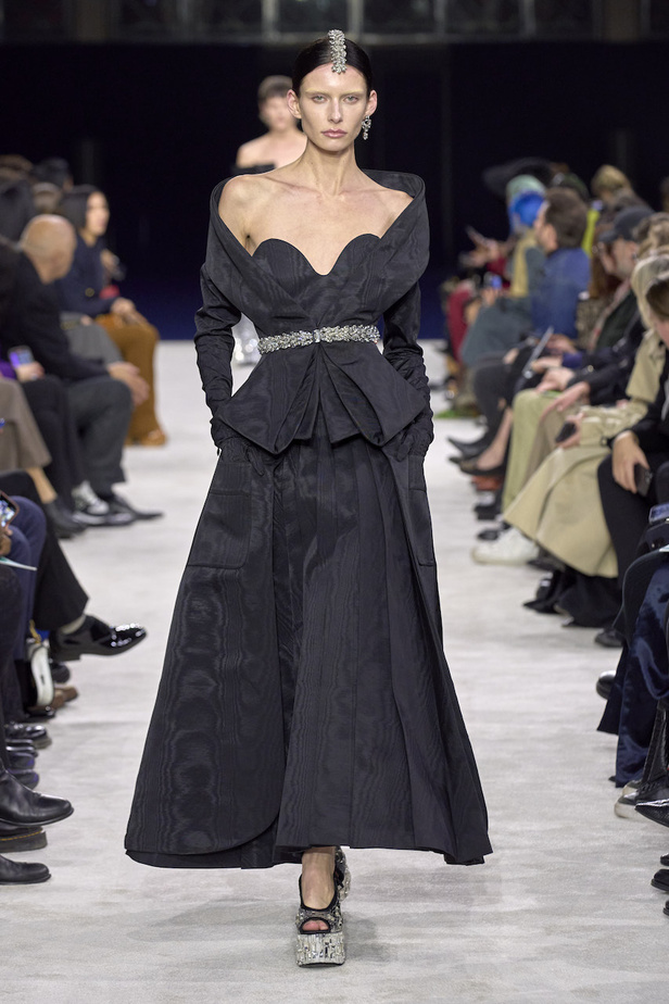 من مجموعة Balmain لموسم خريف وشتاء 2023-2024