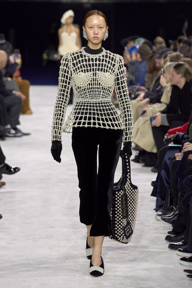 من مجموعة Balmain لموسم خريف وشتاء 2023-2024