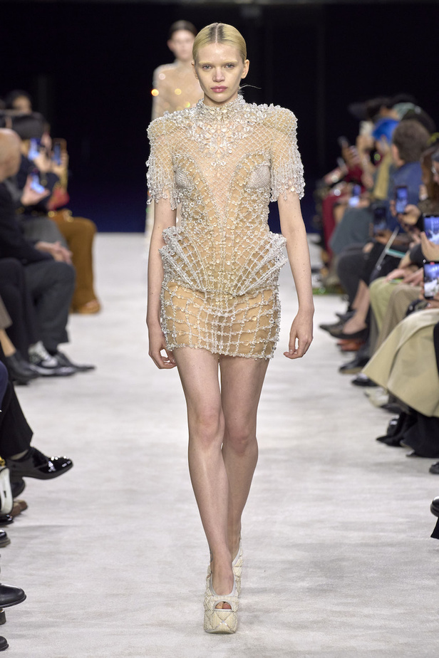 من مجموعة Balmain لموسم خريف وشتاء 2023-2024
