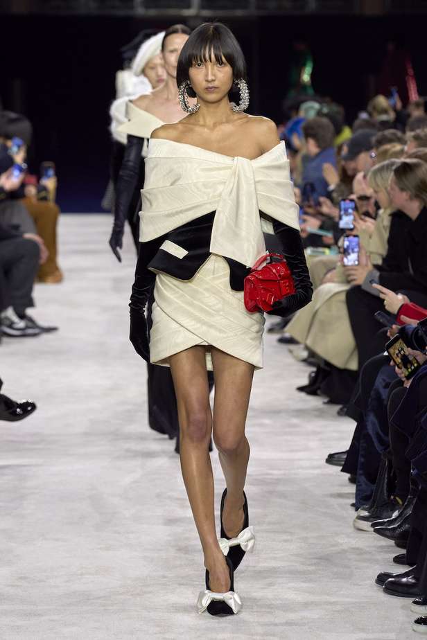 من مجموعة Balmain لموسم خريف وشتاء 2023-2024