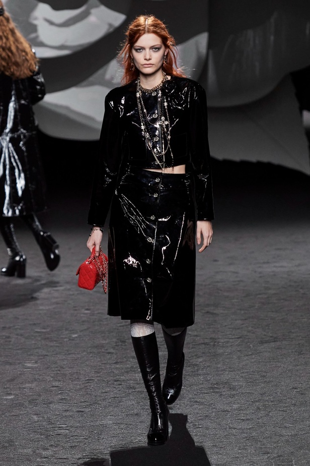 الكاميليا رمز أبدي لدار CHANEL... مجموعة خريف وشتاء 2023-2024 تزهر أناقةً وسحرًا