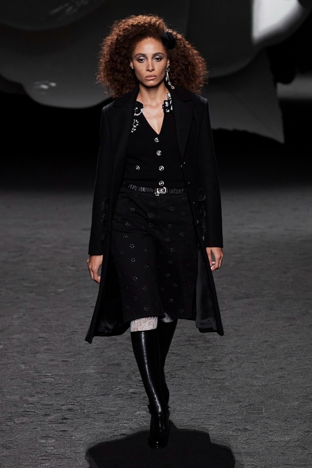 الكاميليا رمز أبدي لدار CHANEL... مجموعة خريف وشتاء 2023-2024 تزهر أناقةً وسحرًا