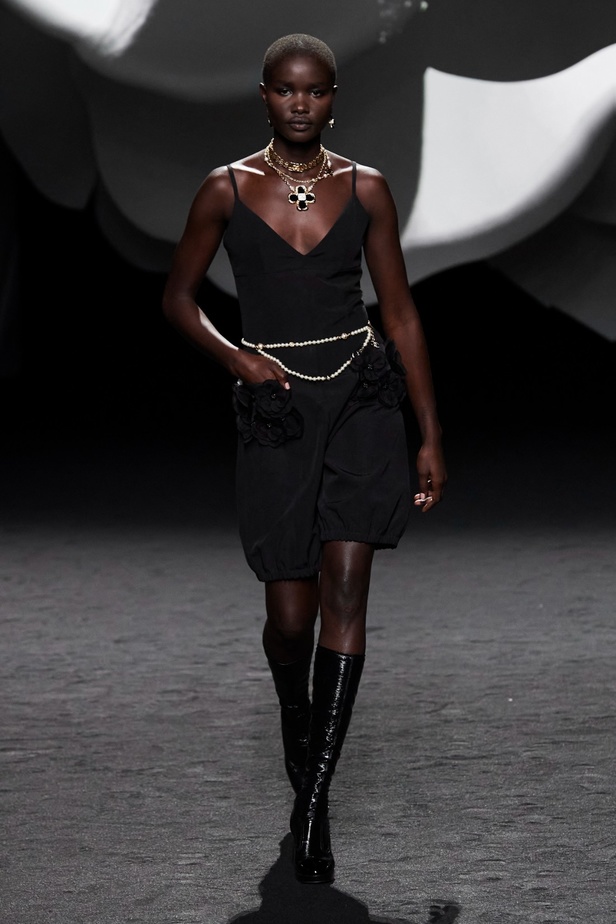 الكاميليا رمز أبدي لدار CHANEL... مجموعة خريف وشتاء 2023-2024 تزهر أناقةً وسحرًا