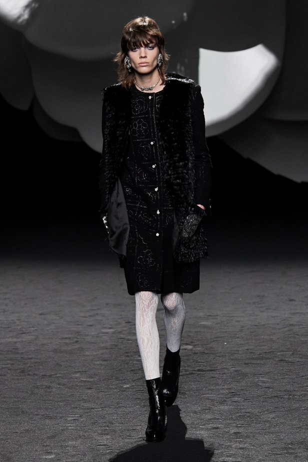 الكاميليا رمز أبدي لدار CHANEL... مجموعة خريف وشتاء 2023-2024 تزهر أناقةً وسحرًا