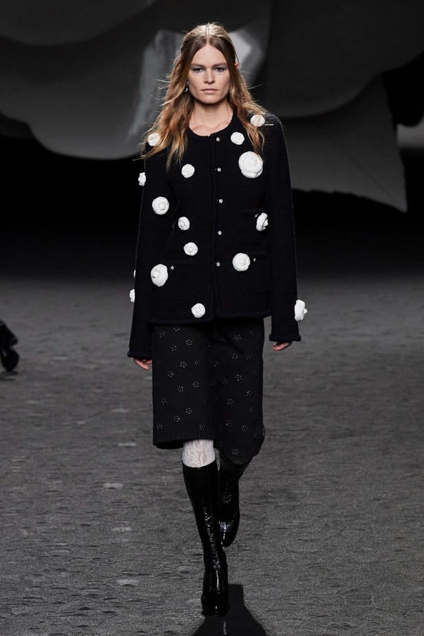 الكاميليا رمز أبدي لدار CHANEL... مجموعة خريف وشتاء 2023-2024 تزهر أناقةً وسحرًا