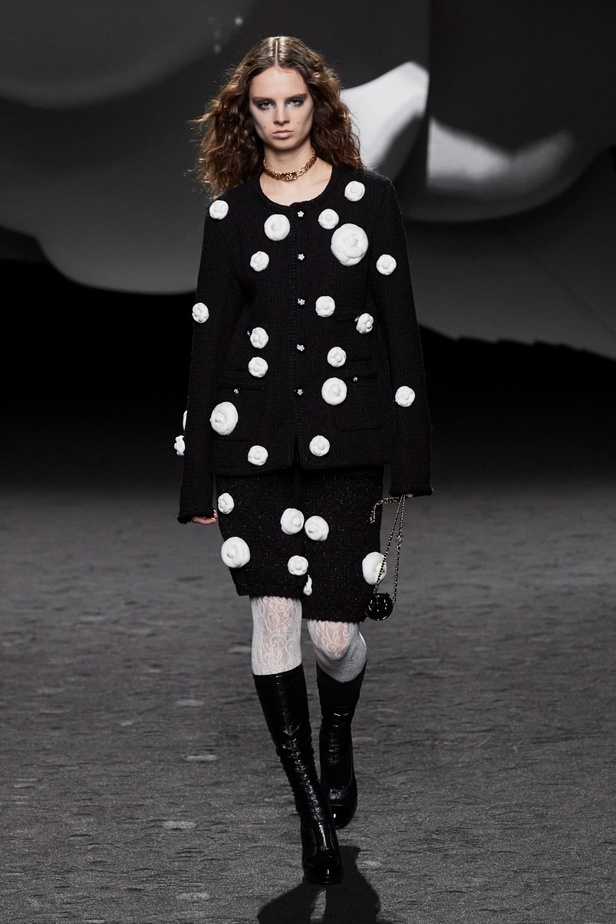 الكاميليا رمز أبدي لدار CHANEL... مجموعة خريف وشتاء 2023-2024 تزهر أناقةً وسحرًا