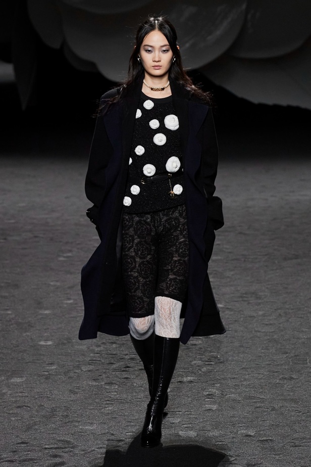 الكاميليا رمز أبدي لدار CHANEL... مجموعة خريف وشتاء 2023-2024 تزهر أناقةً وسحرًا