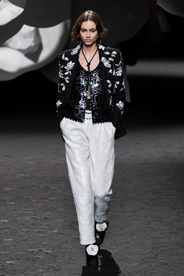 الكاميليا رمز أبدي لدار CHANEL... مجموعة خريف وشتاء 2023-2024 تزهر أناقةً وسحرًا