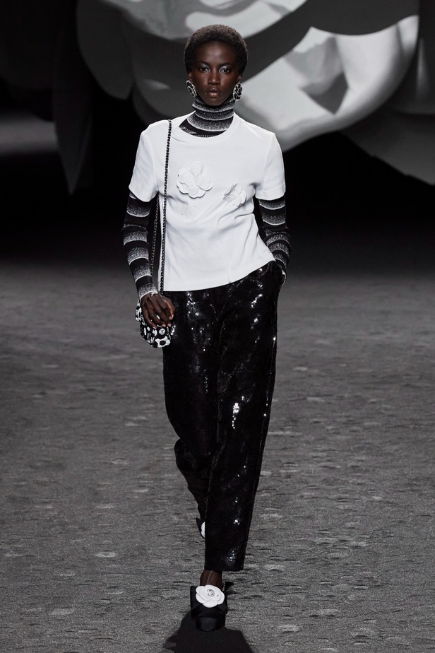 الكاميليا رمز أبدي لدار CHANEL... مجموعة خريف وشتاء 2023-2024 تزهر أناقةً وسحرًا