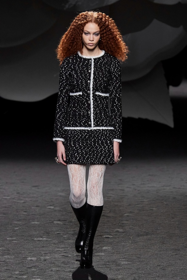 الكاميليا رمز أبدي لدار CHANEL... مجموعة خريف وشتاء 2023-2024 تزهر أناقةً وسحرًا