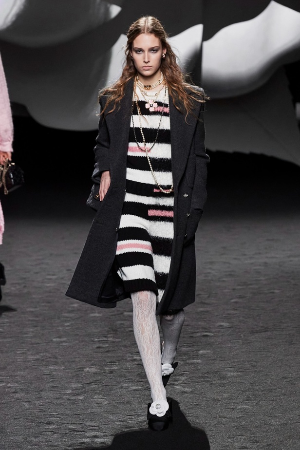 الكاميليا رمز أبدي لدار CHANEL... مجموعة خريف وشتاء 2023-2024 تزهر أناقةً وسحرًا