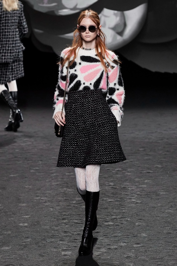 الكاميليا رمز أبدي لدار CHANEL... مجموعة خريف وشتاء 2023-2024 تزهر أناقةً وسحرًا