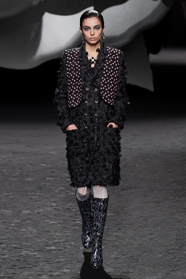 الكاميليا رمز أبدي لدار CHANEL... مجموعة خريف وشتاء 2023-2024 تزهر أناقةً وسحرًا