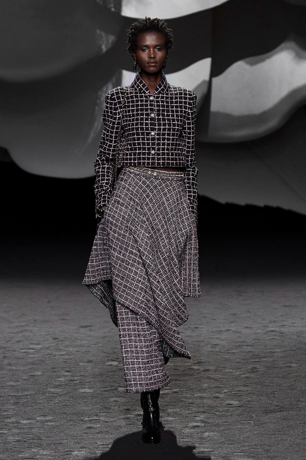 الكاميليا رمز أبدي لدار CHANEL... مجموعة خريف وشتاء 2023-2024 تزهر أناقةً وسحرًا