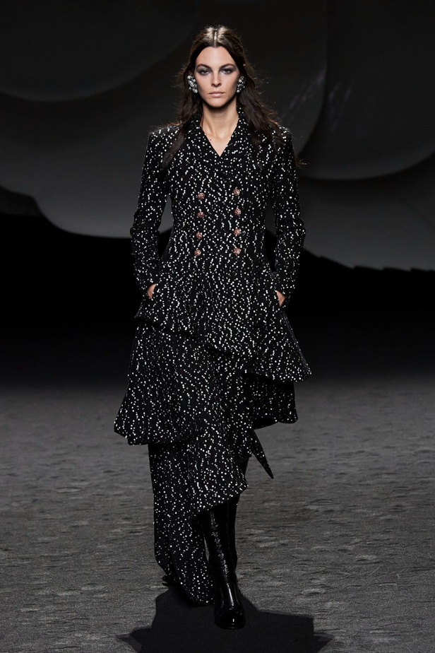 الكاميليا رمز أبدي لدار CHANEL... مجموعة خريف وشتاء 2023-2024 تزهر أناقةً وسحرًا