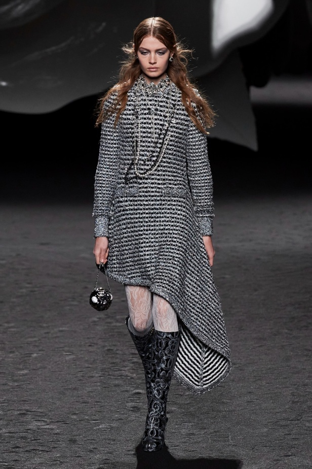 الكاميليا رمز أبدي لدار CHANEL... مجموعة خريف وشتاء 2023-2024 تزهر أناقةً وسحرًا