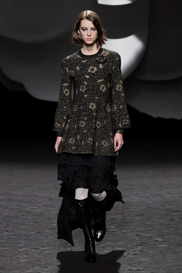 الكاميليا رمز أبدي لدار CHANEL... مجموعة خريف وشتاء 2023-2024 تزهر أناقةً وسحرًا