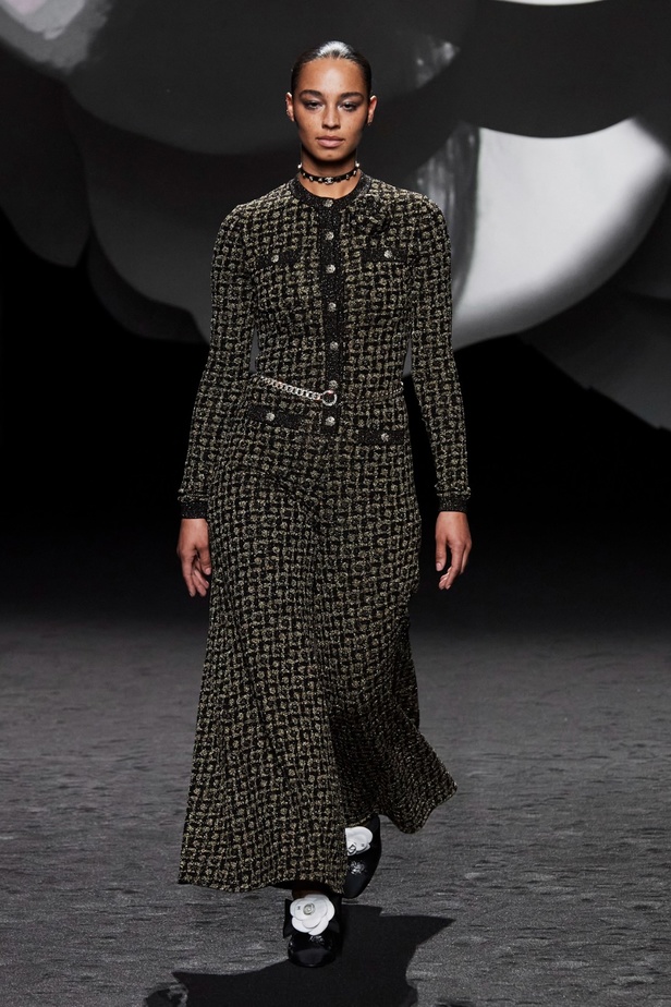 الكاميليا رمز أبدي لدار CHANEL... مجموعة خريف وشتاء 2023-2024 تزهر أناقةً وسحرًا