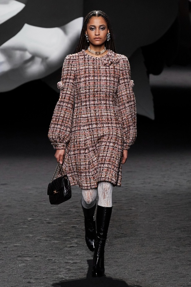 الكاميليا رمز أبدي لدار CHANEL... مجموعة خريف وشتاء 2023-2024 تزهر أناقةً وسحرًا