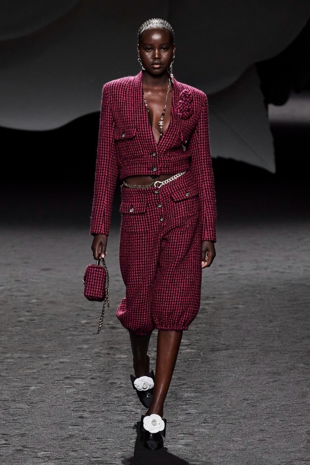 الكاميليا رمز أبدي لدار CHANEL... مجموعة خريف وشتاء 2023-2024 تزهر أناقةً وسحرًا