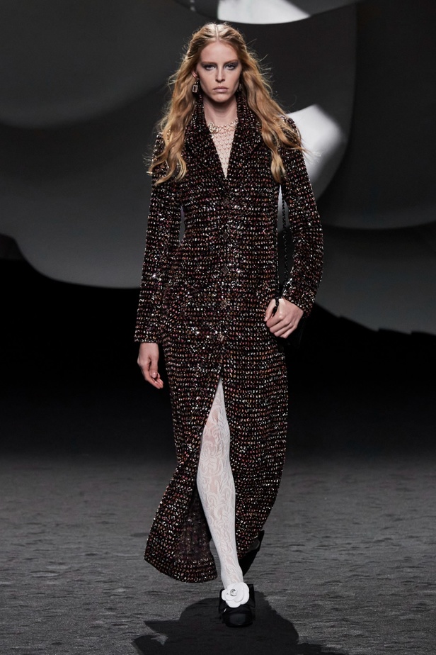 الكاميليا رمز أبدي لدار CHANEL... مجموعة خريف وشتاء 2023-2024 تزهر أناقةً وسحرًا