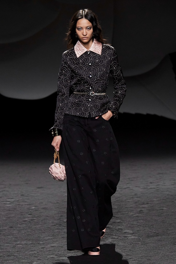 الكاميليا رمز أبدي لدار CHANEL... مجموعة خريف وشتاء 2023-2024 تزهر أناقةً وسحرًا