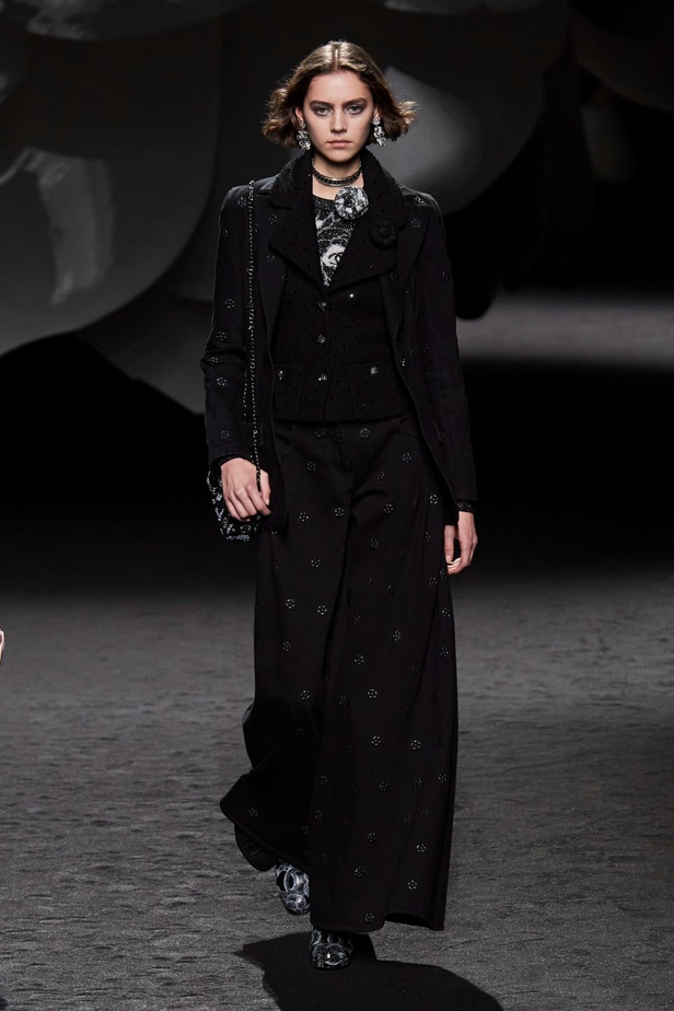 الكاميليا رمز أبدي لدار CHANEL... مجموعة خريف وشتاء 2023-2024 تزهر أناقةً وسحرًا