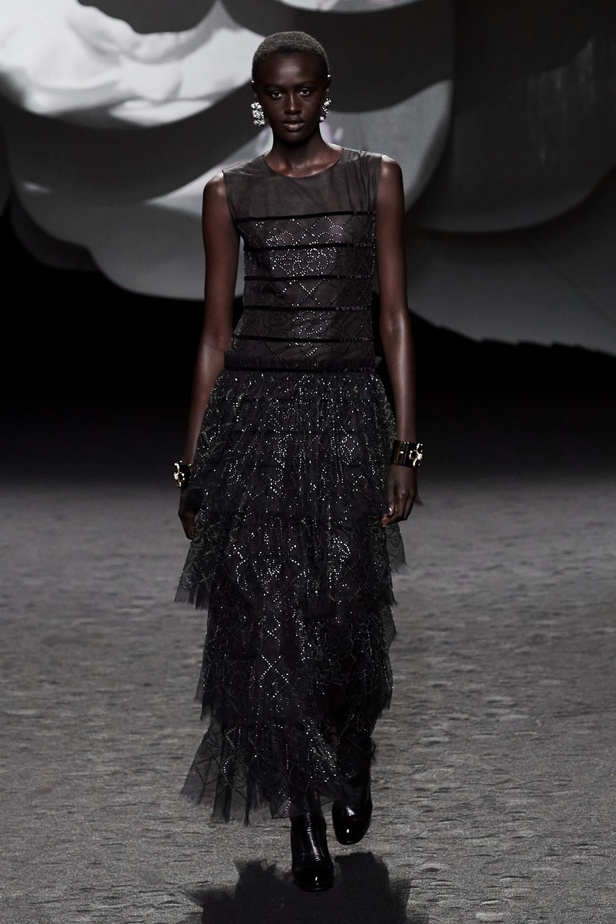 الكاميليا رمز أبدي لدار CHANEL... مجموعة خريف وشتاء 2023-2024 تزهر أناقةً وسحرًا