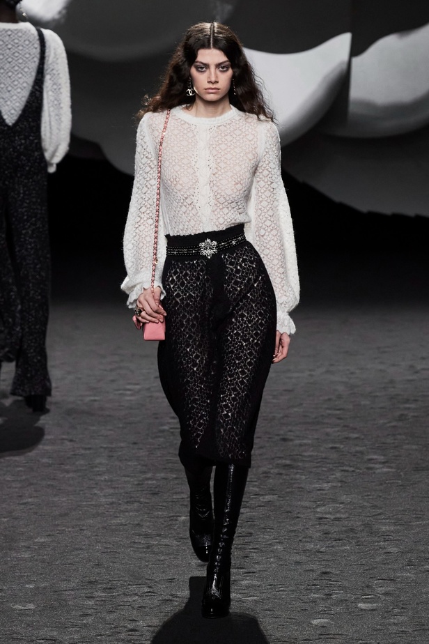 الكاميليا رمز أبدي لدار CHANEL... مجموعة خريف وشتاء 2023-2024 تزهر أناقةً وسحرًا