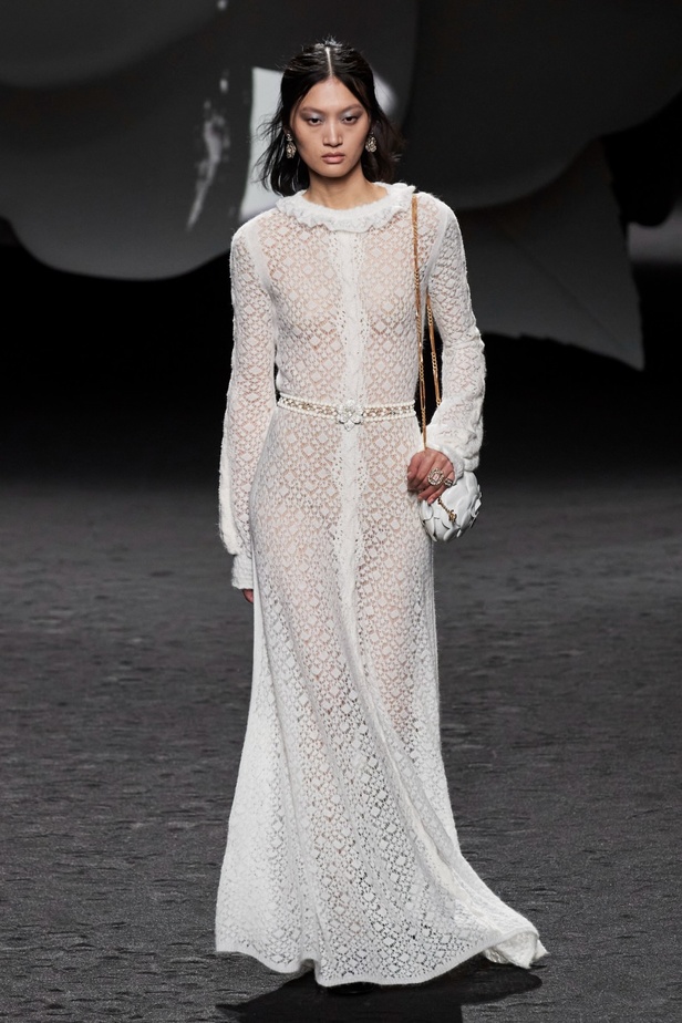 الكاميليا رمز أبدي لدار CHANEL... مجموعة خريف وشتاء 2023-2024 تزهر أناقةً وسحرًا