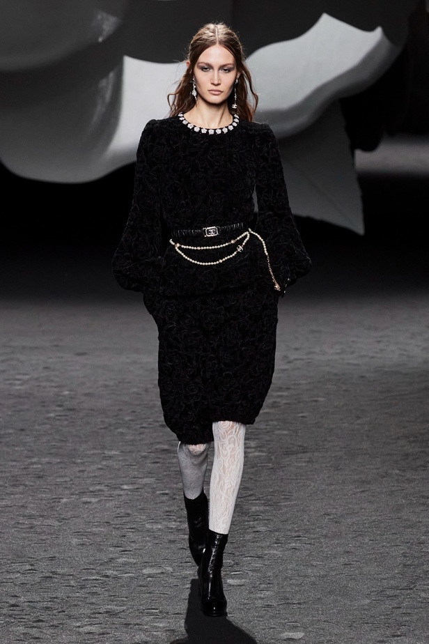 الكاميليا رمز أبدي لدار CHANEL... مجموعة خريف وشتاء 2023-2024 تزهر أناقةً وسحرًا