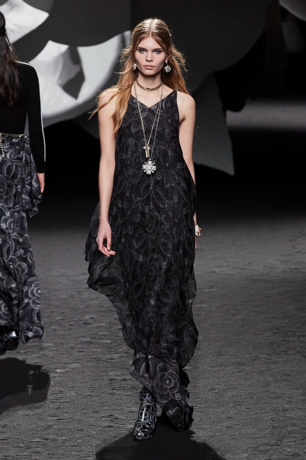 الكاميليا رمز أبدي لدار CHANEL... مجموعة خريف وشتاء 2023-2024 تزهر أناقةً وسحرًا