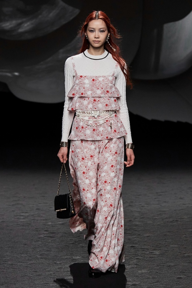 الكاميليا رمز أبدي لدار CHANEL... مجموعة خريف وشتاء 2023-2024 تزهر أناقةً وسحرًا