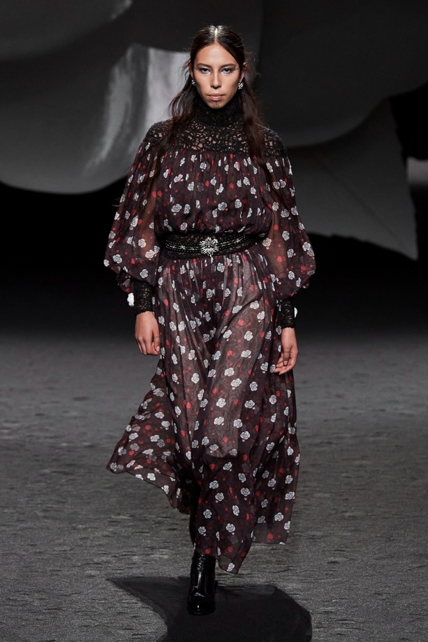 الكاميليا رمز أبدي لدار CHANEL... مجموعة خريف وشتاء 2023-2024 تزهر أناقةً وسحرًا