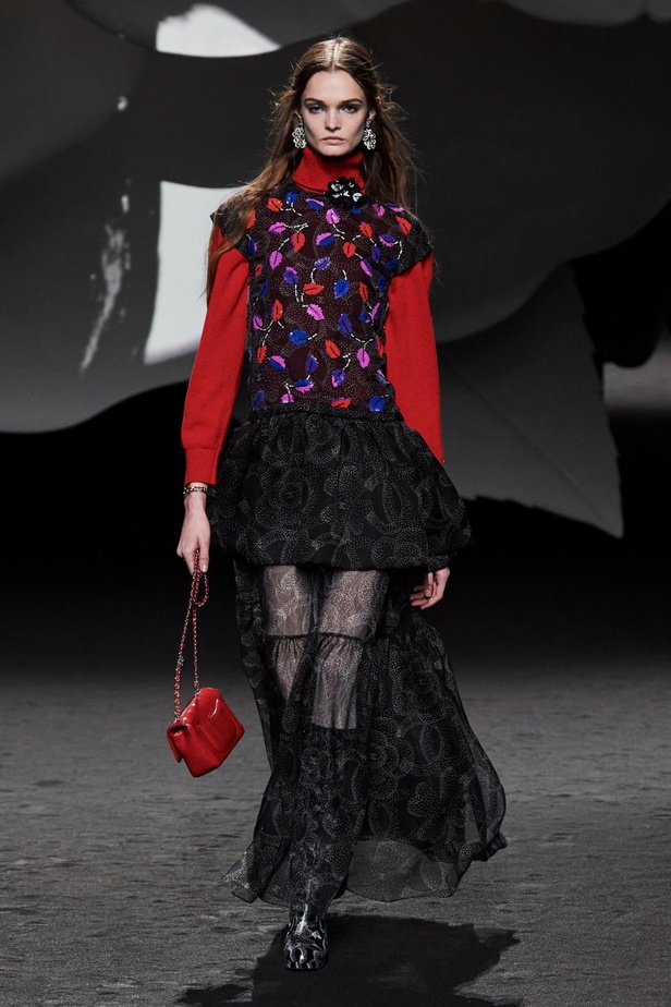 الكاميليا رمز أبدي لدار CHANEL... مجموعة خريف وشتاء 2023-2024 تزهر أناقةً وسحرًا